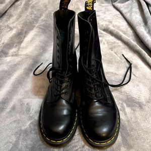 Size 8 Dr Martens Black Smooth Leather Lace up Boots